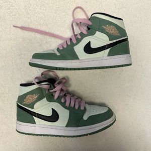 Women’s size 6 hightop Jordan 1s. Sage green with pink laces.